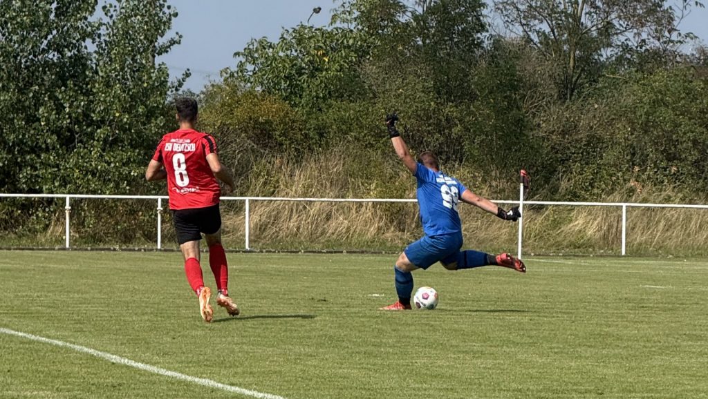 „Torwart des SV Concordia Schenkenberg beim Abschlag im Hinspiel gegen ESV Delitzsch, 16.08.2025“