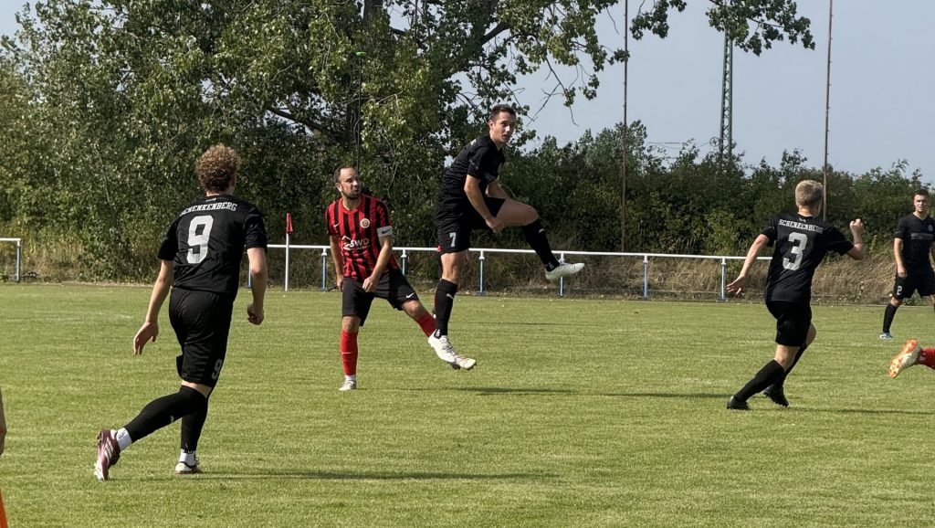 „Spieler des SV Concordia Schenkenberg in der Luft beim Kopfball gegen ESV Delitzsch, Hinspiel 16.08.2025“