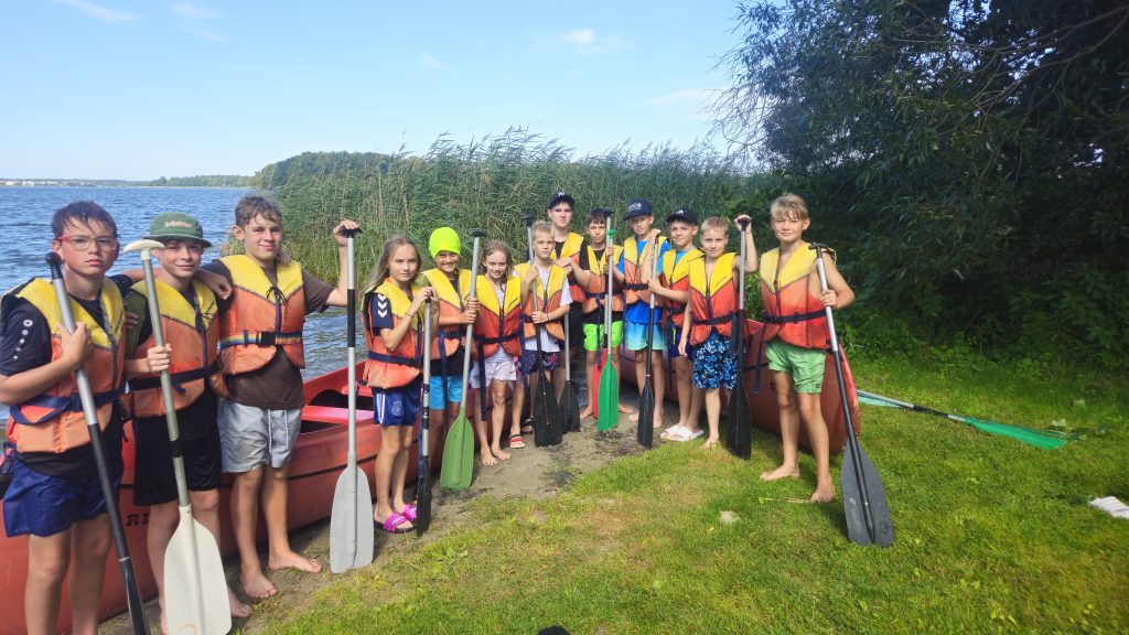 Gruppenfoto der D1 nach der Kanufahrt am Ruppiner See.