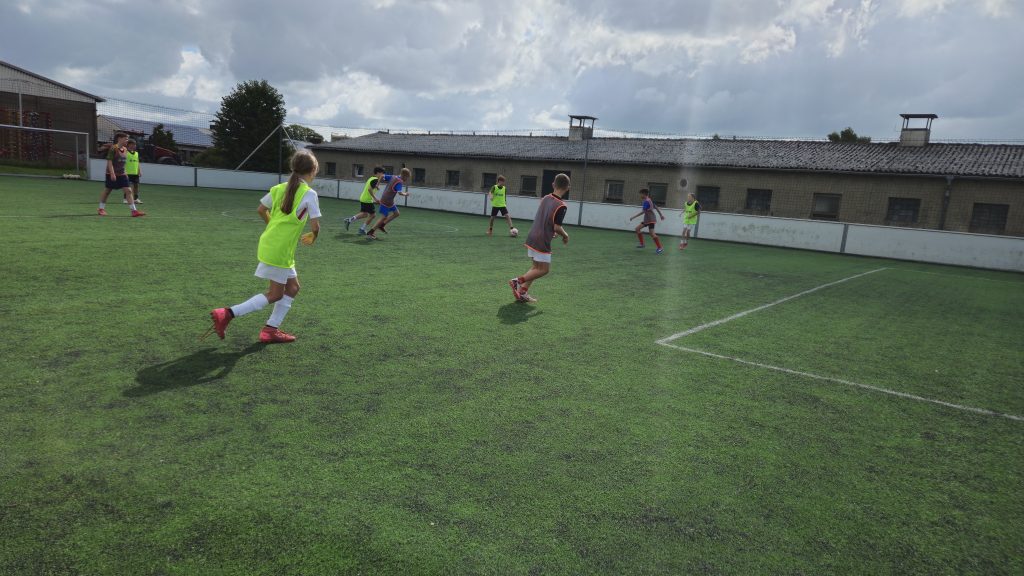 D-Jugend des SV Concordia Schenkenberg bei einer kleinen Spielform im Trainingslager