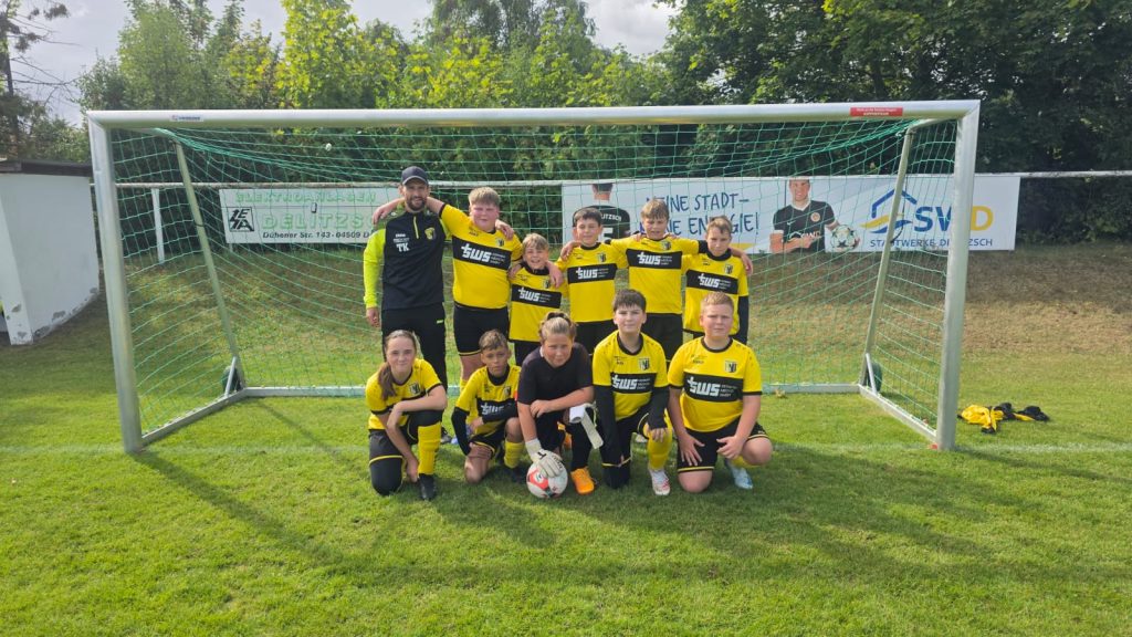 Mannschaft der D2-Jugend mit Trainer im Tor stehend nach dem Spiel beim ESV Delitzsch.