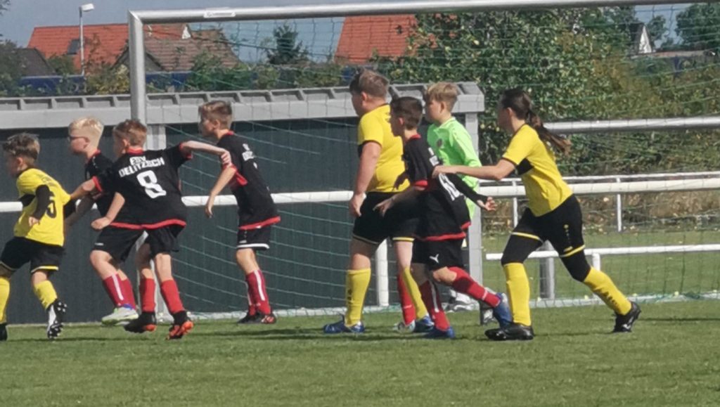 Spieler der D2-Jugend in gelben Trikots verteidigen eine Standardsituation gegen den ESV Delitzsch.