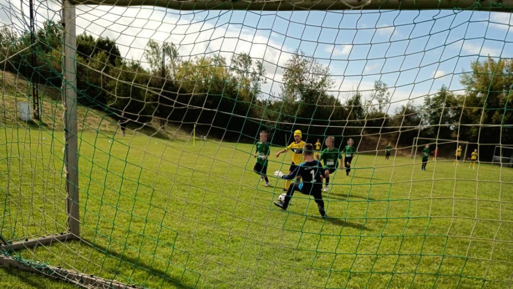 Angriff der E2 des SV Concordia Schenkenberg auf das Tor im Spiel gegen Rackwitz beim Turnier in Zschortau.