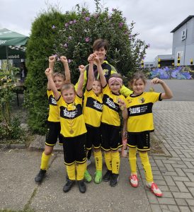 Jubelnde Bambini mit Medaillen nach dem Turnier in Rackwitz