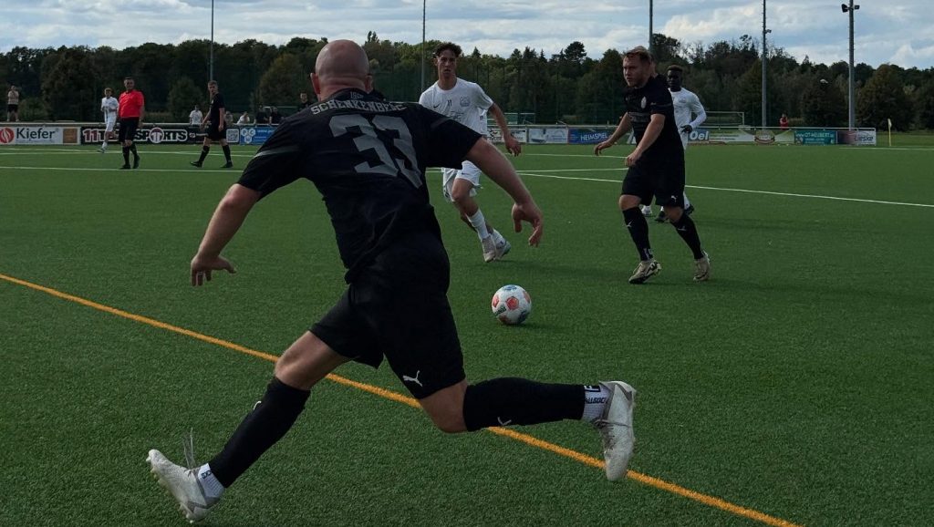 Alternativtext: Spieler der Concordia 1. Herren im Zweikampf am Flügel im Auswärtsspiel gegen Eilenburg II.
