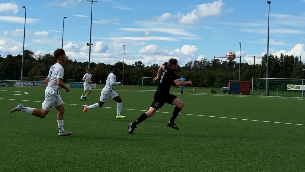 Sprintduell eines Concordia-Spielers in der Offensive beim Auswärtsspiel gegen Eilenburg II.
