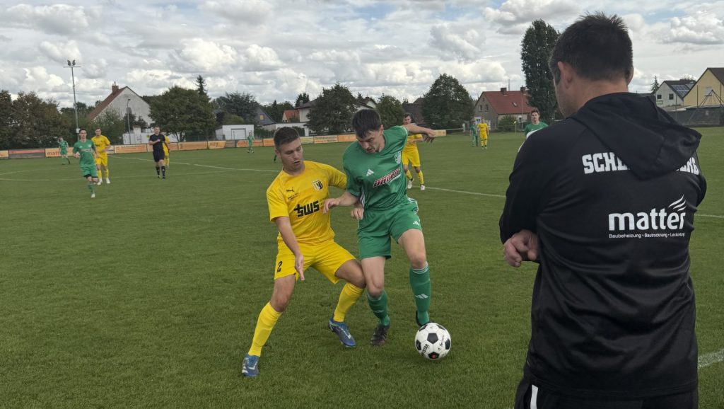 Zweikampf an der Seitenlinie im Spiel – Niederlage gegen Schildau.