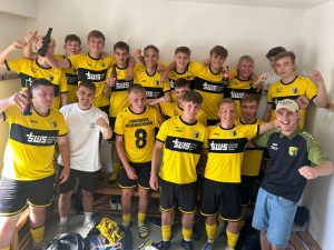 A-Jugend SV Concordia Schenkenberg jubelt nach 6:4-Heimsieg gegen SpG Dommitzsch/Schildau in der Kabine.