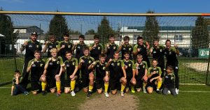 A-Jugend des SV Concordia Schenkenberg jubelt nach dem 4:2-Sieg gegen Naundorf am 6. Spieltag in neuen Poloshirts.