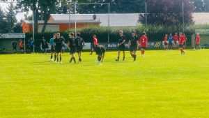 B-Jugend der Concordia Schenkenberg beim Auswärtsspiel gegen SG Lissa/Zwochau/Glesien – Mannschaft in schwarzen Trikots auf dem Spielfeld.
