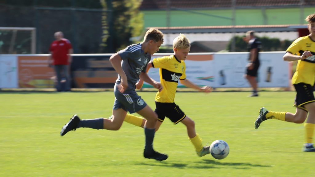 Benjamin von Schenkenberg im Laufduell mit einem Gegenspieler