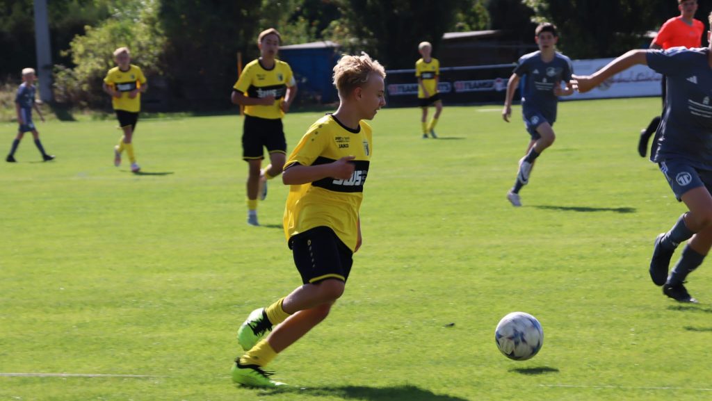 Benjamin von Schenkenberg dribbelt den Ball im Mittelfeld