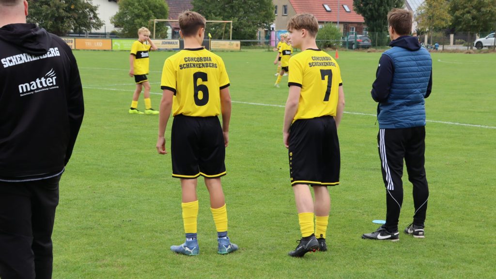 Spieler der C-Jugend des SV Concordia Schenkenberg im Gespräch mit ihrem Trainer am Spielfeldrand