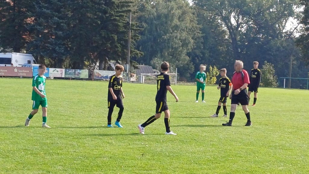 D1 Auswärtssieg Mügeln-Ablaß – Spielsituation mit Schiedsrichter und Spielern des SV Concordia Schenkenberg.