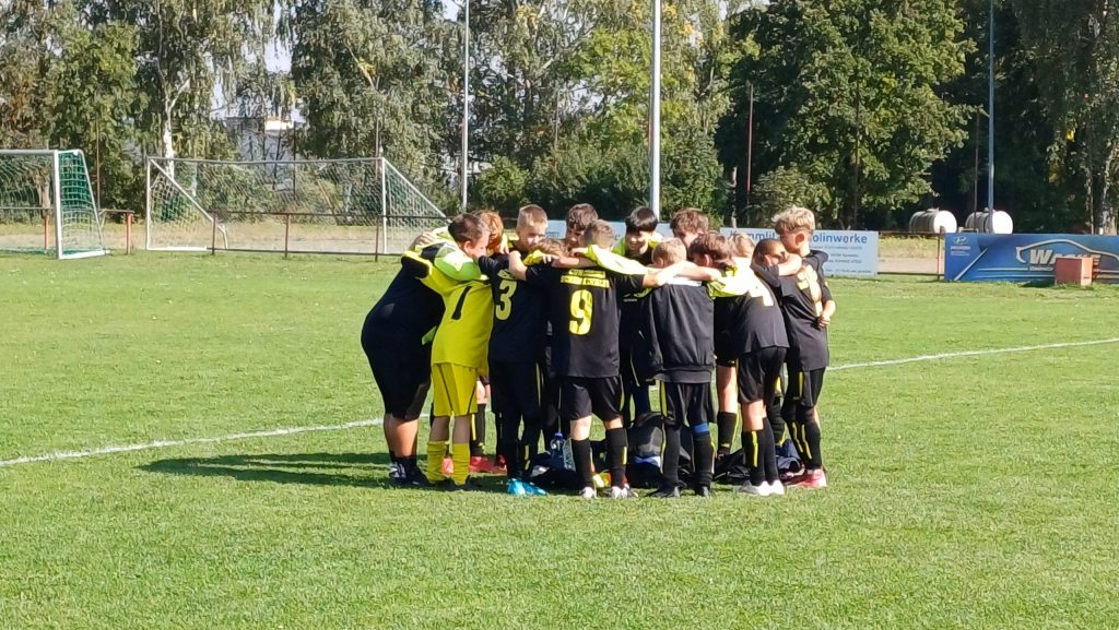 D1 Auswärtssieg Mügeln-Ablaß – Mannschaftskreis der D1 des SV Concordia Schenkenberg nach dem Abpfiff.