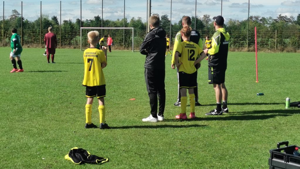 Mannschaft und Trainerbank der D2-Jugend des SV Concordia Schenkenberg bei einem Heimspiel