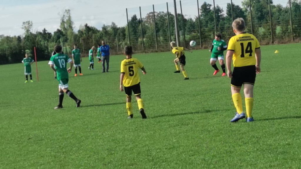 Spieler der D2 von Concordia Schenkenberg im Zweikampf gegen Krostitz
