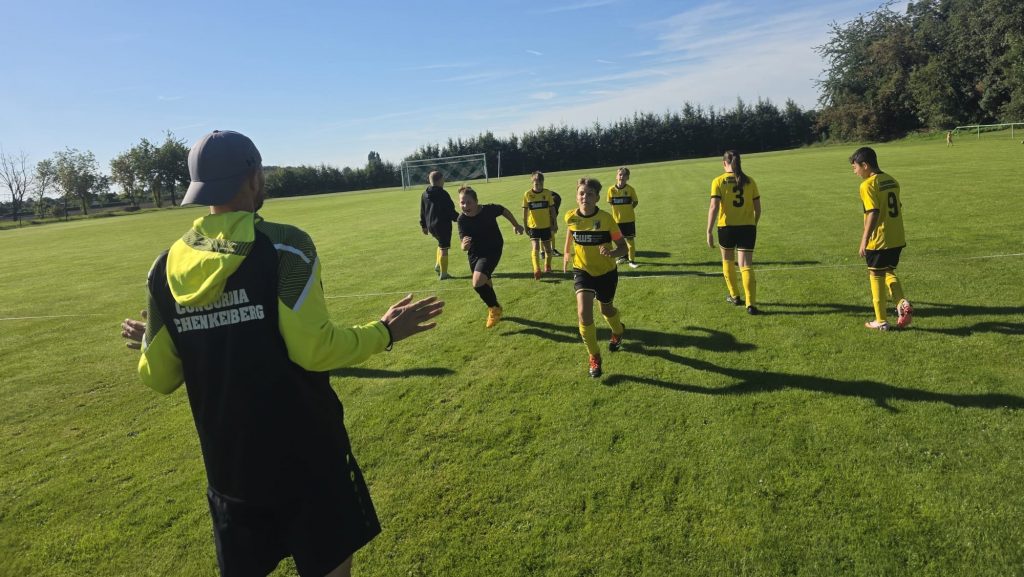 Spieler der D2 SV Concordia Schenkenberg laufen sich vor dem Spiel warm.