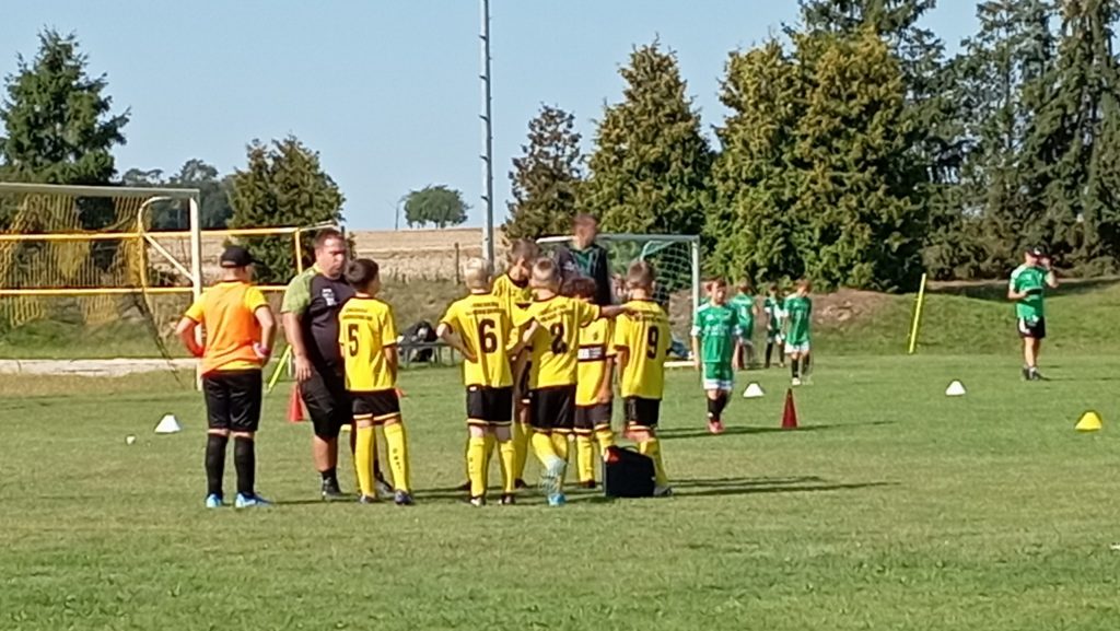 E1 beim KiFu-Turnier Pehritzsch nach dem Spiel gegen den FSV Krostitz in der Besprechung mit dem Trainer.