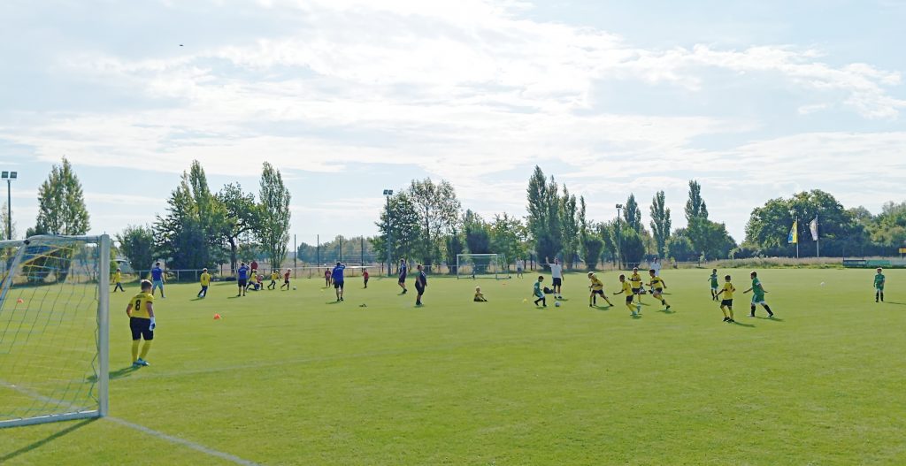 Spieler der E1 von Concordia Schenkenberg im Defensivverhalten gegen Krostitz beim KiFu-Turnier Wölkau