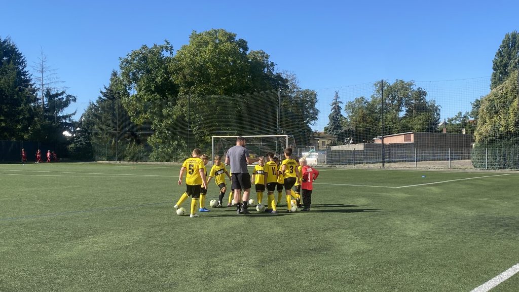 E-Jugend des SV Concordia Schenkenberg im Kreis mit ihrem Trainer vor einem Kinderfußball-Turnier