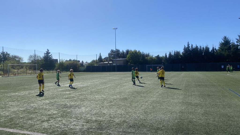 E2-Spieler in gelben Trikots im Duell mit der SpG Lissa/Glesien in grün.