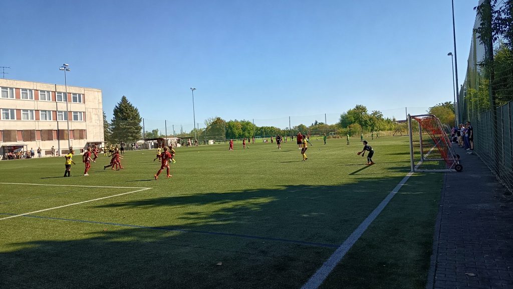 E2-Spieler in gelben Trikots greifen gegen den ESV Delitzsch in Rot an.