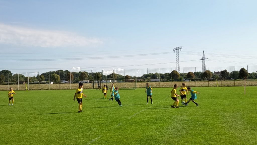 Spieler der E2 beim KiFu-Turnier in Radefeld im Duell mit dem Radefelder SV.