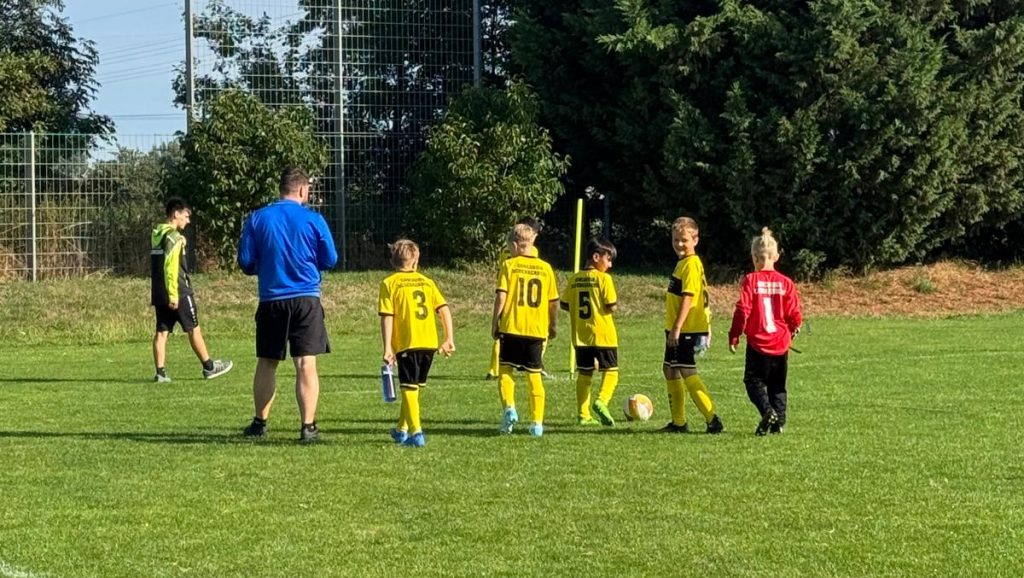 E2-Spieler des SV Concordia Schenkenberg beim KiFu-Turnier in Radefeld mit Trainer.