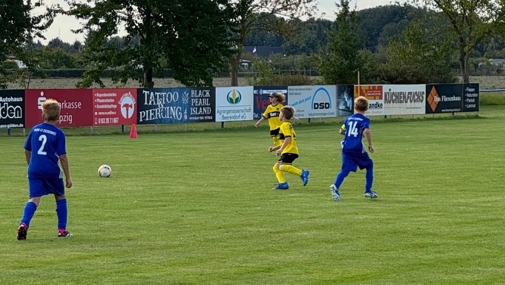 E2 von Concordia im Spielaufbau gegen Zschernitz beim KiFu-Turnier – Turnierbericht E2 Selben.