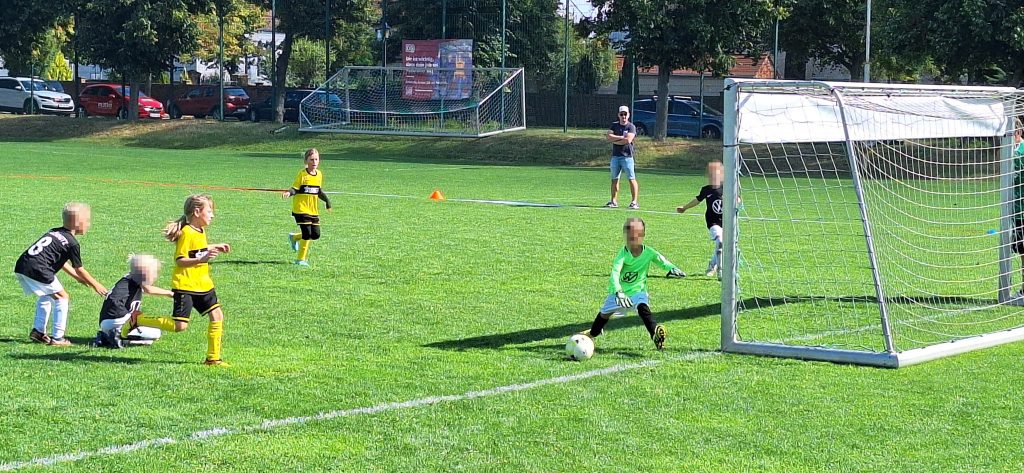 Schenkenberger F-Jugend Turnier Löbnitz – spannende Toraktion mit Keeper im Einsatz