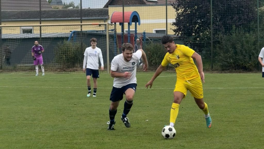 Tim dribbelt energisch mit dem Ball im Heimspiel gegen Blau-Weiß Wermsdorf.