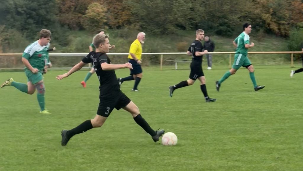 Fernando vom SV Concordia Schenkenberg am Ball im Mittelfeld beim Pokalspiel gegen die SG Zschortau II/Rackwitz.