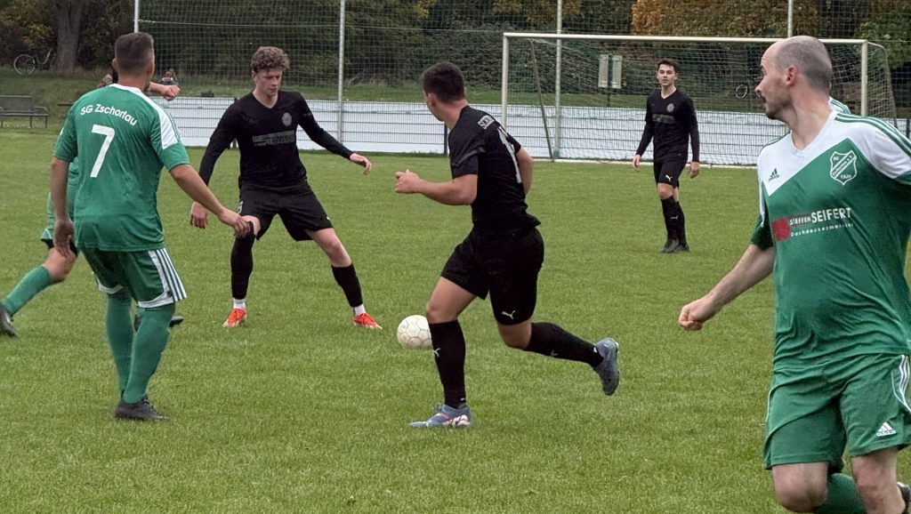 Tobi vom SV Concordia Schenkenberg am Ball im Strafraum der SG Zschortau II/Rackwitz im TZ Bärenpokal.