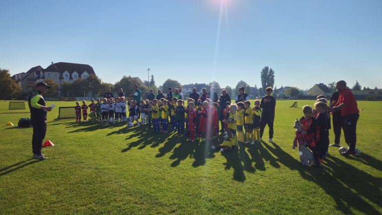 Eröffnung des Bambini-Herbstturniers Schenkenberg 2025 mit allen teilnehmenden Teams auf dem Spielfeld