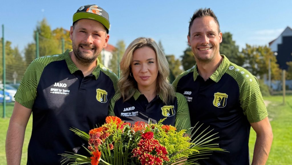 Maria Till mit den Trainern der A-Jugend des SV Concordia Schenkenberg bei der Übergabe der neuen Polo-Shirts.