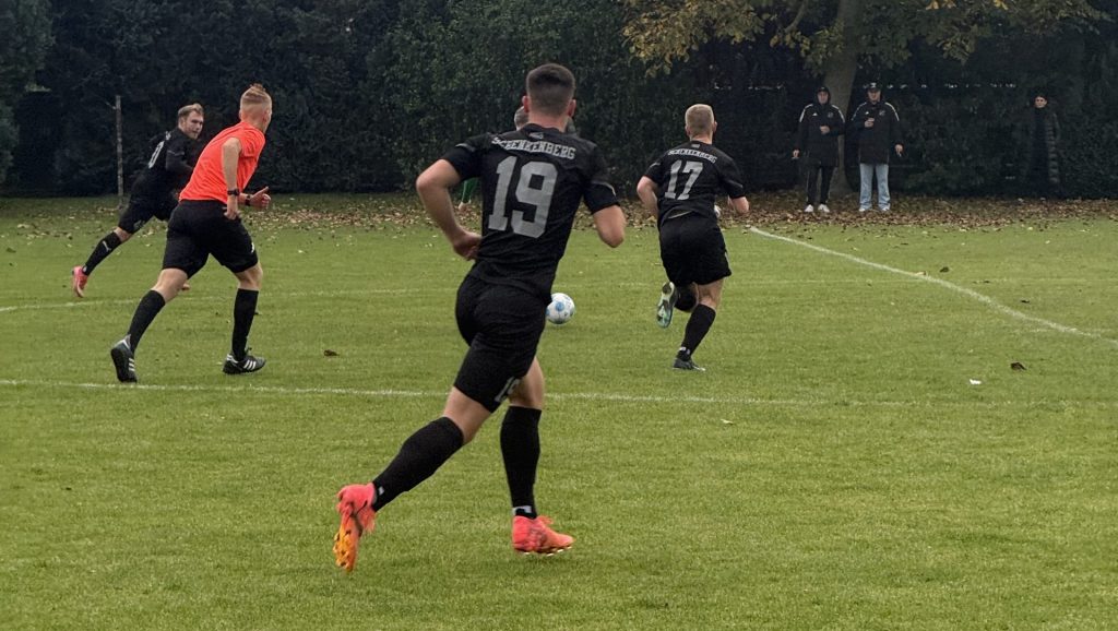 Schenkenberger Spieler leiten den Angriff ein, Ballführung im Mittelfeld, mehrere Akteure in Bewegung.