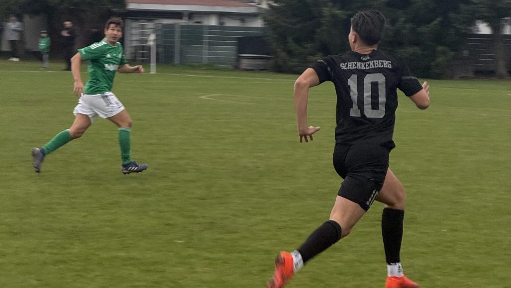 Schenkenberger Spieler mit der Nummer 10 sprintet in Richtung gegnerische Hälfte, Gegenspieler verfolgt die Aktion.