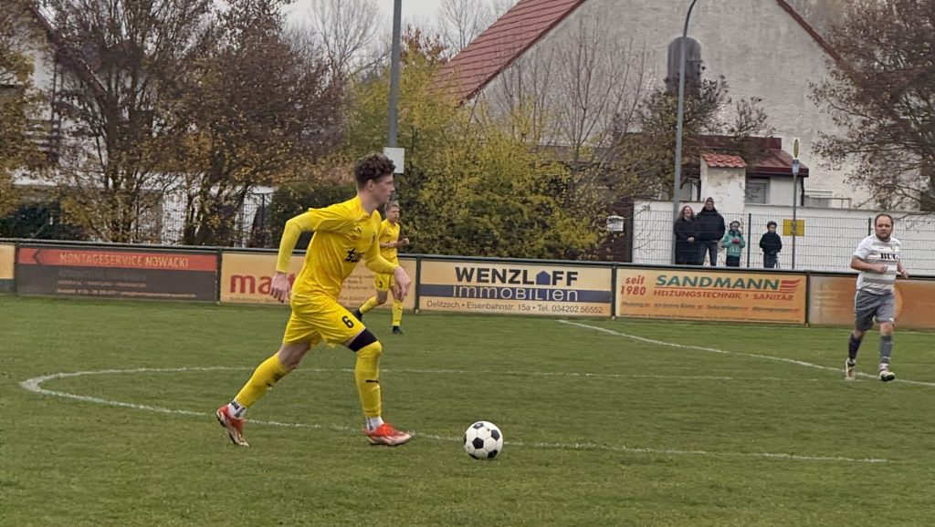 Mü vom SV Concordia Schenkenberg führt den Ball im Spielaufbau während der Heimpartie gegen Naundorf.