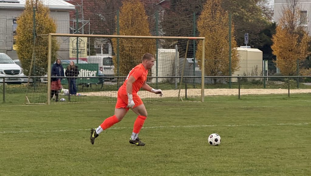 Torhüter Willy vom SV Concordia Schenkenberg klärt den Ball im Heimspiel gegen Naundorf.