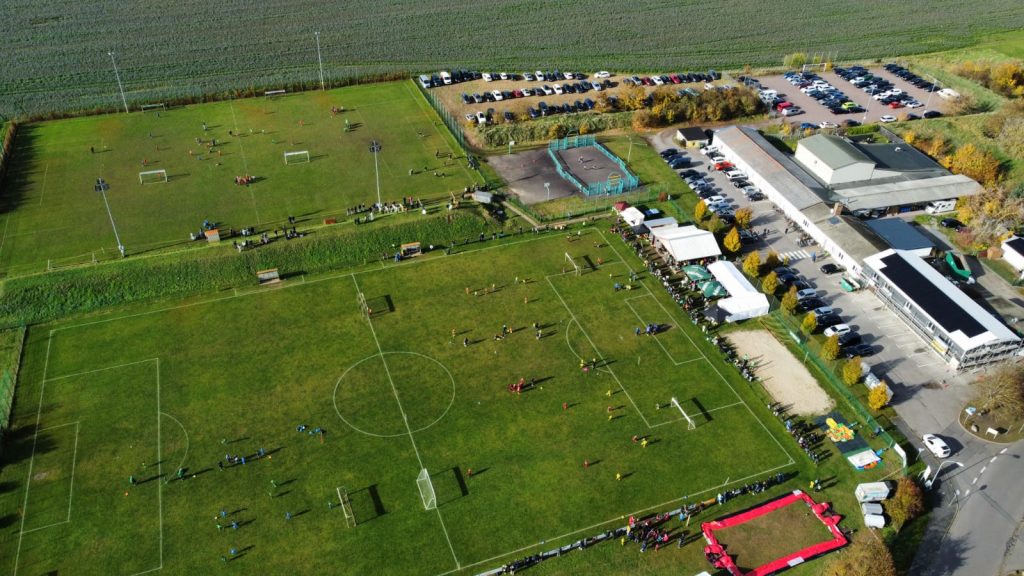 Luftaufnahme des Sportplatzes Schenkenberg mit mehreren Kleinfeldern beim Herbstcup