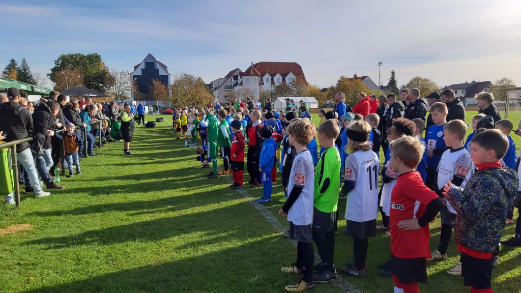 Kinderteams und Zuschauer bei der Eröffnung der Herbstcupserie beim SV Concordia Schenkenberg.