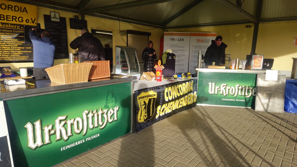 Verkaufsstand beim Herbstcupserie beim SV Concordia Schenkenberg mit Vereinsbanner und Sponsorenständen.