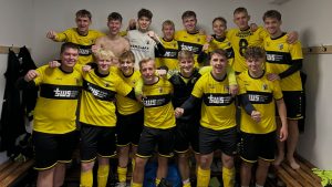 Spieler des SV Concordia Schenkenberg feiern in der Kabine nach dem 3:1-Heimsieg gegen den SV Laußig 51.