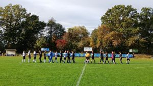 Spieler des SV Concordia Schenkenberg und des FV Bad Düben begrüßen sich vor dem Anpfiff des Punktspiels auf dem Rasenplatz.