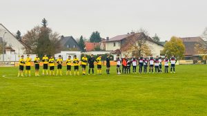 Die B-Junioren des SV Concordia Schenkenberg und die SG Krostitz/Rackwitz stehen vor dem Anpfiff nebeneinander auf dem Spielfeld an der Rödgener Straße.