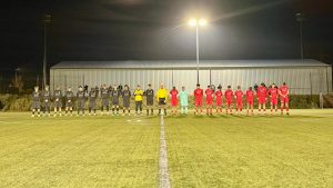 Die Mannschaft des SV Concordia Schenkenberg und ihr Gegner stehen vor dem Rückrundenstart auf dem beleuchteten Spielfeld bereit.