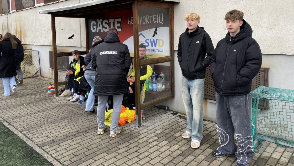 Spieler von Concordia Schenkenberg sitzen an der Ersatzbank beim Auswärtsspiel in Delitzsch.