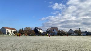 Vereister Fußballplatz beim Auswärtsspiel von Concordia Schenkenberg in Lissa bei klarem Winterwetter.