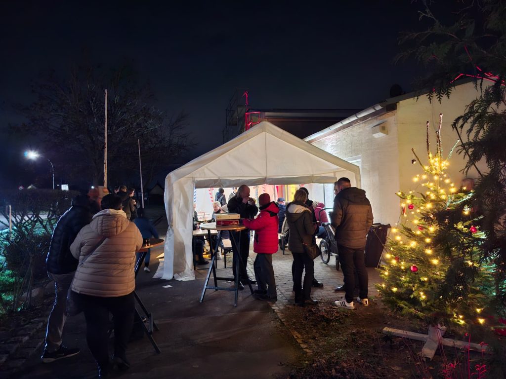 Wintergrillen 2025 beim SV Concordia Schenkenberg im Außenbereich mit Zelt, Gästen und geschmücktem Weihnachtsbaum